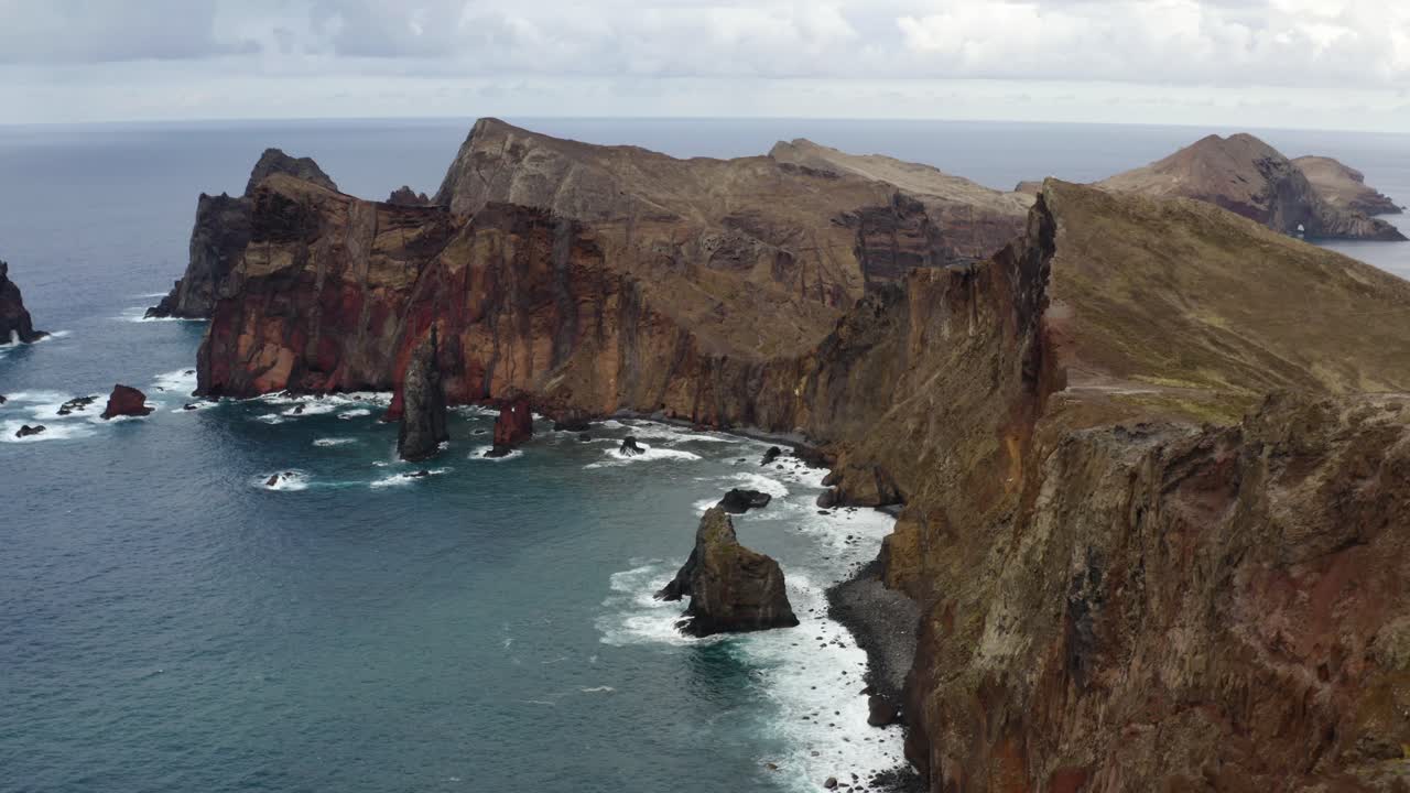 공중은 아름다운 해안선을 보여주는 저녁에 상 로렌코를 향해 날고 있다
