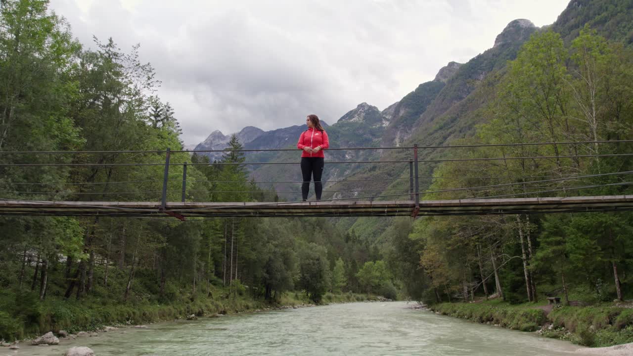 Jembatan Sungai Soca di Bovec dengan seorang wanita saat fajar