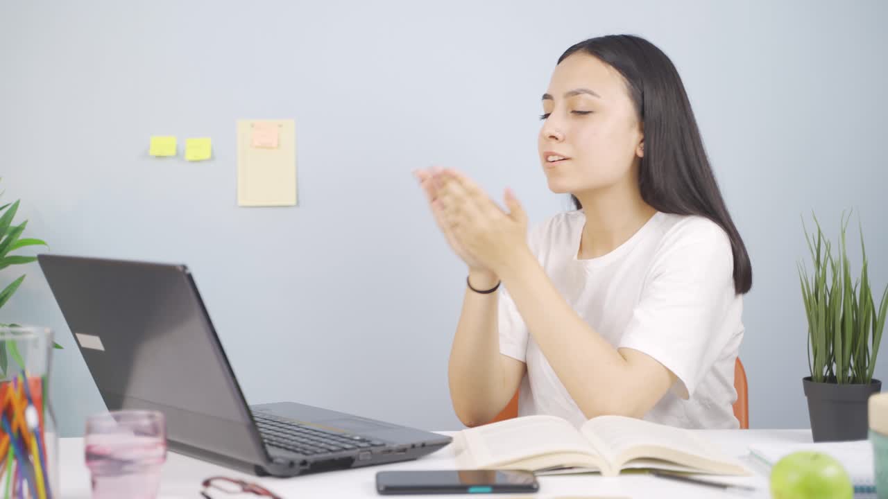 여자 학생이 데이어와 페이스타임으로 얘기하고 있어요