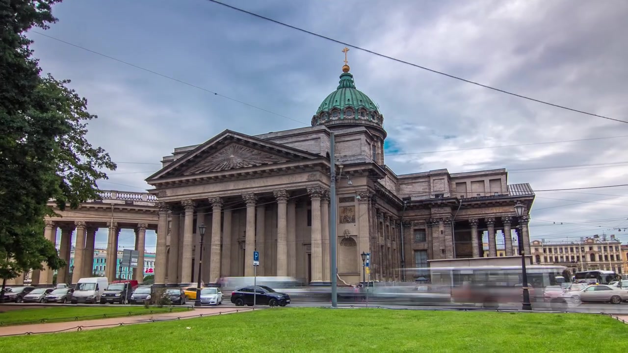 Catedral de Kazán o Kazanskiy Kafedralniy Sobor timelapse hyperlapse en San Petersburgo con cielo nublado