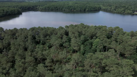 Famous-French-Trémelin-or-Tremelin-lake-in-Brittany,-France