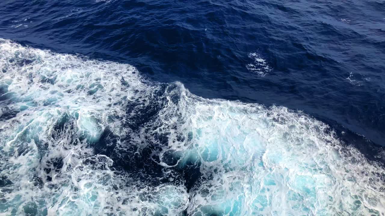 태양이 거품이 일렁이는 바다에 반사되는 파도