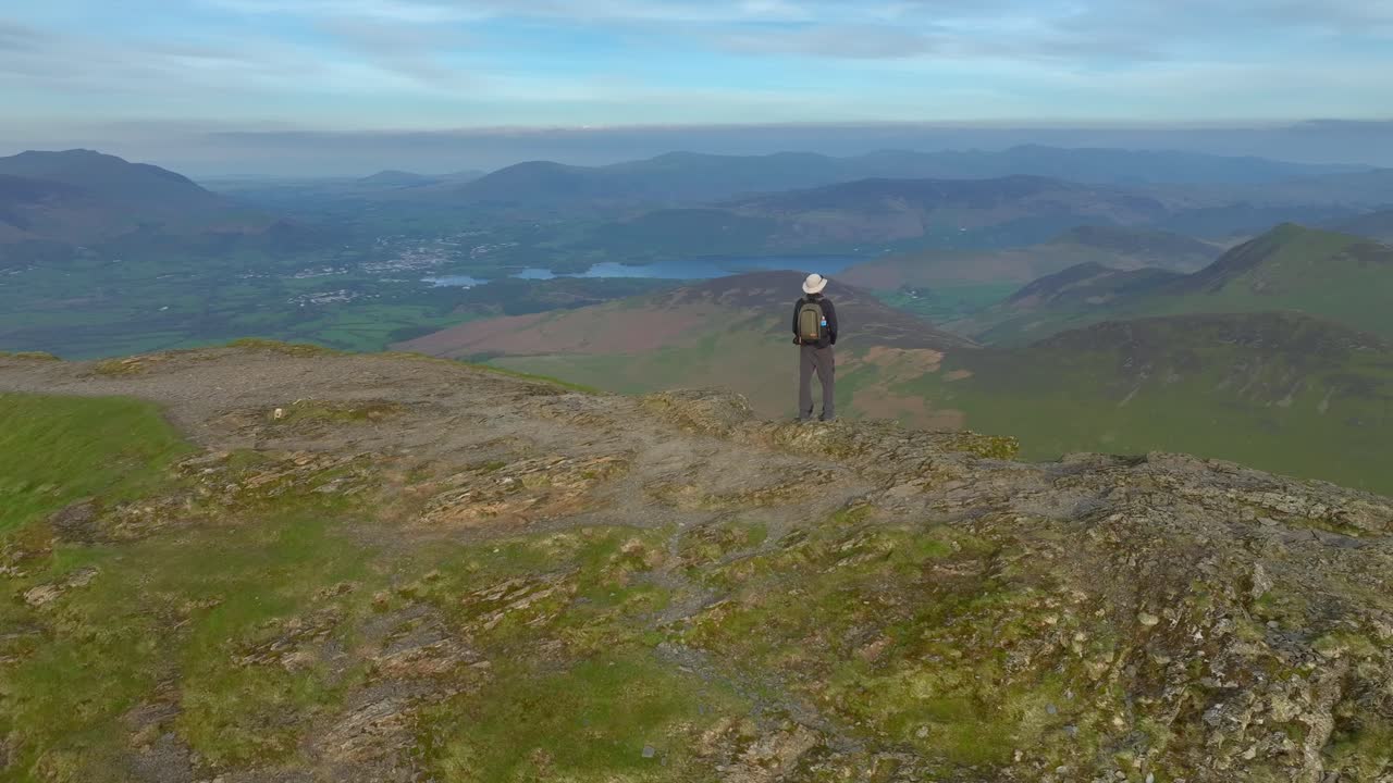 골든 아워에 둥글게 떨어진 정상에서 산책하는 사람