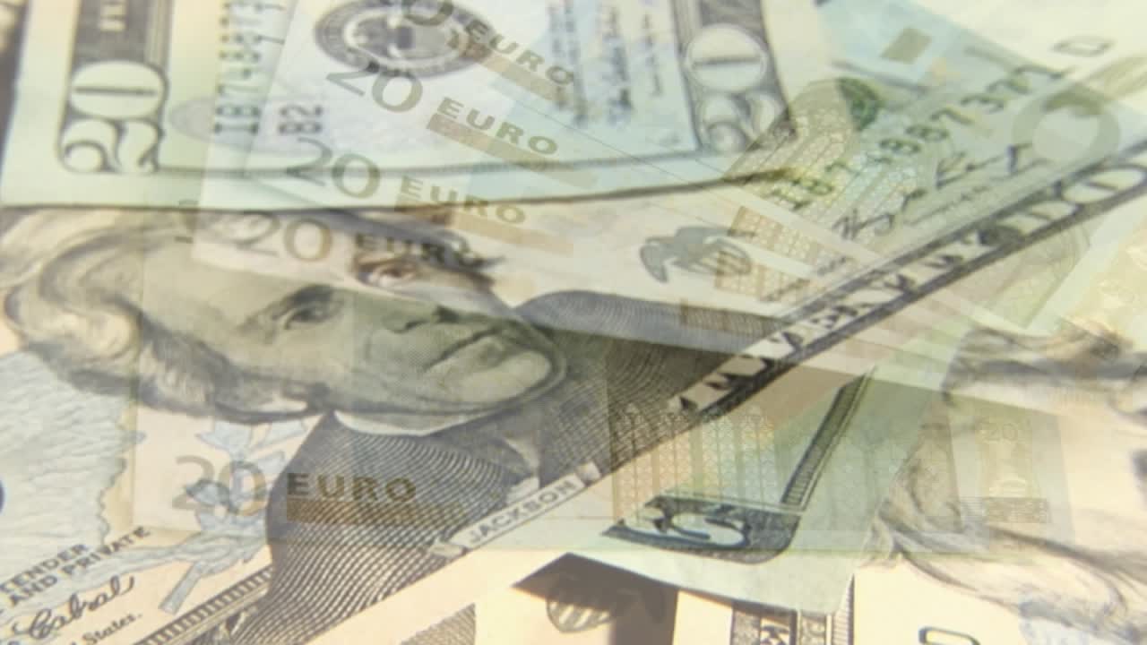 Euro banknotlarının üzerine düşen banknotların animasyonu.