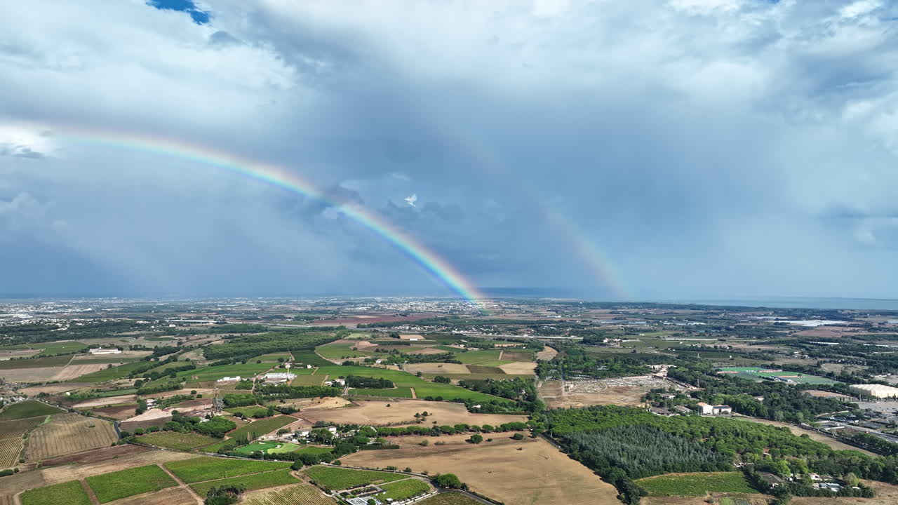 vista aérea: los viñedos de montpellier, el mediterráneo lejano y vislumbres de