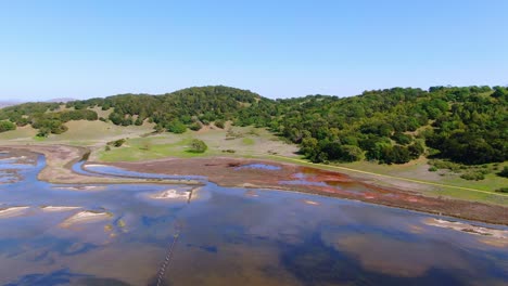 Paisajes-De-Ensueño-Junto-Al-Lago:-Vuelo-Aéreo-A-Través-De-La-Ruta-De-Senderismo-Y-El-Lago