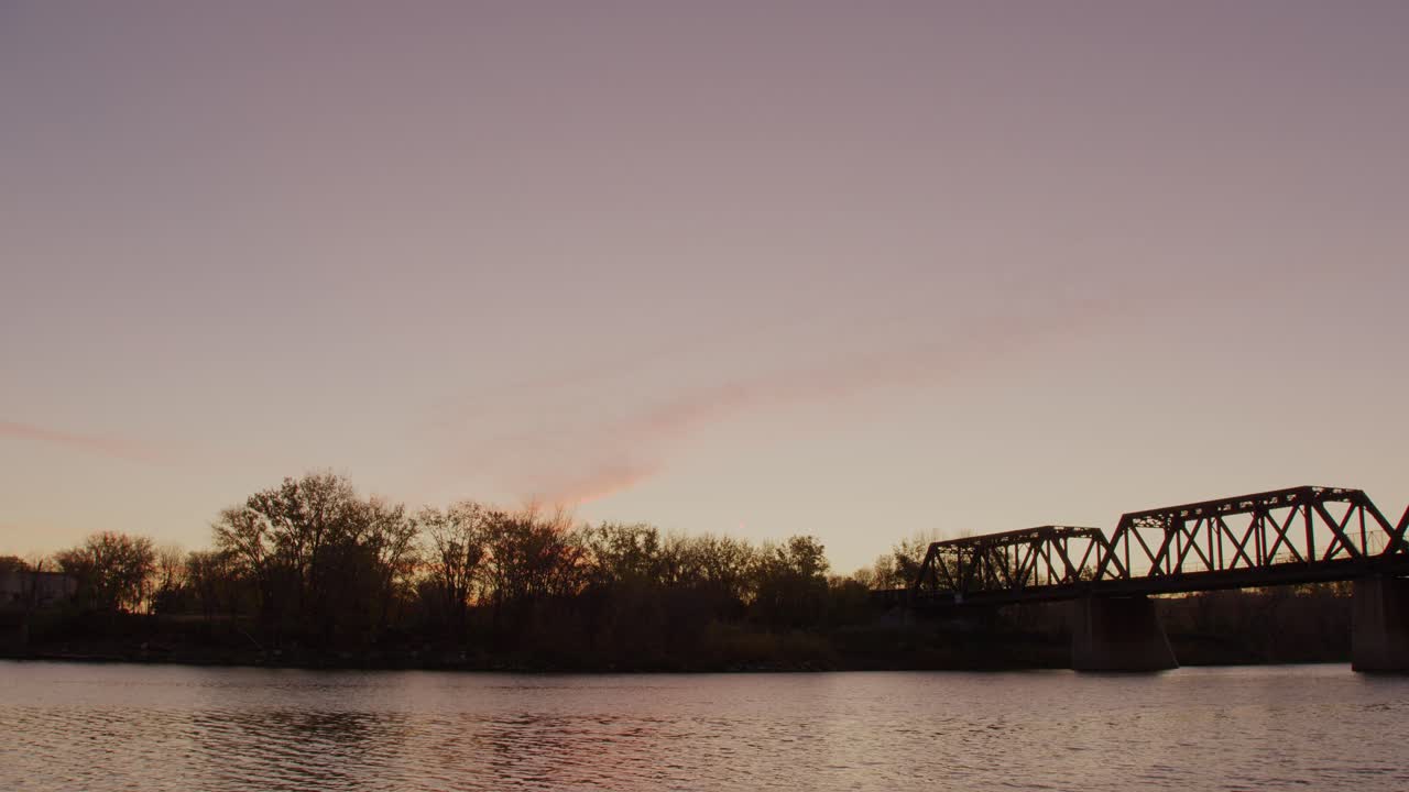 Alba su un fiume e un ponte