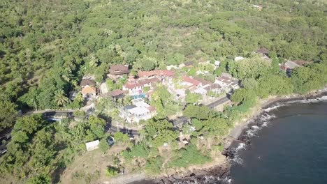 Schöne-Luftaufnahme-Der-Straße-Nahe-Dem-Strand-Mit-Sedimentgesteinen-In-Bali