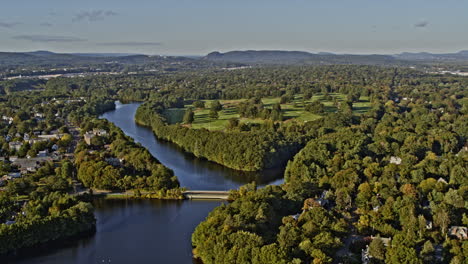 New-Haven-Connecticut-Aerial-V25-Toma-Panorámica-Desde-El-Campo-De-Golf-Old-Country-Hacia-Los-Vecindarios-De-Whitneyville-Con-Hermosas-Casas-De-Campo---Filmada-Con-Una-Cámara-Inspire-2,-X7---Octubre-De-2021