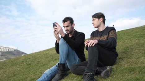 tratar con el teléfono en la hierba