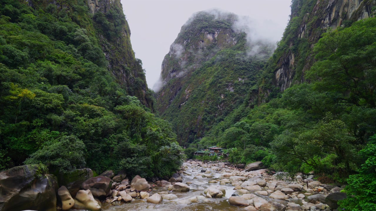 Amazon Urubamba-floden Machu Picchu Aguas Calientes tør regntid tågede skyer Peru jungle bjergskråning Peruvianske Andesbjerge lavere højland Inka-sti citadel naturlandskab statisk.