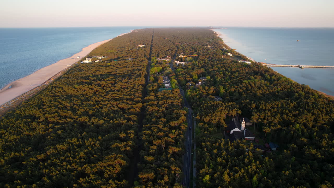 ⁇  은 날 에 폴란드 의 헬 반도 에 있는  ⁇ 라타 시 의 공중 사진