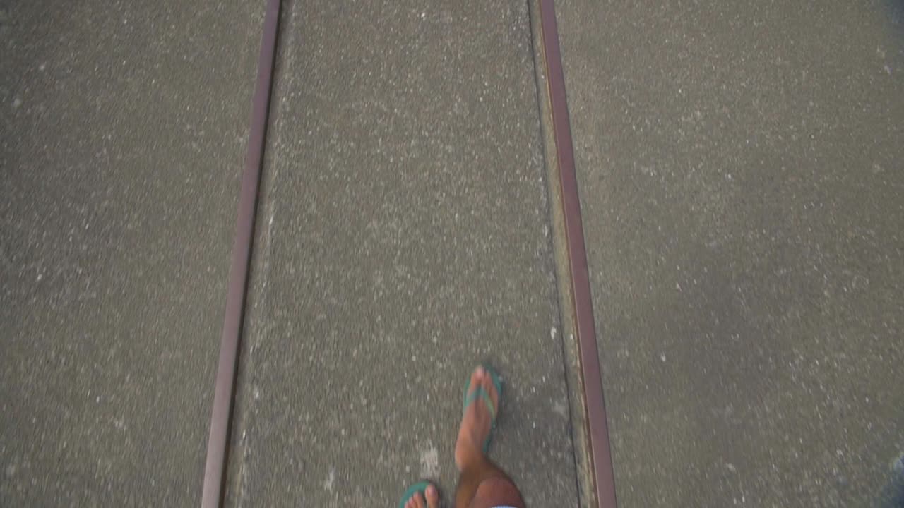 부두를 따라 걷는 pov