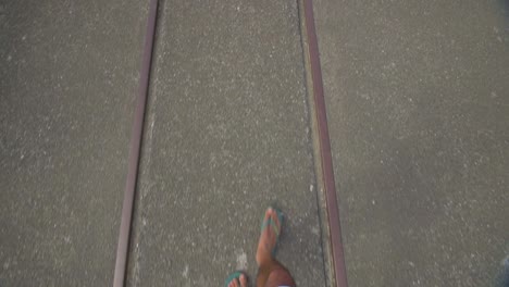 부두를 따라 걷는 pov