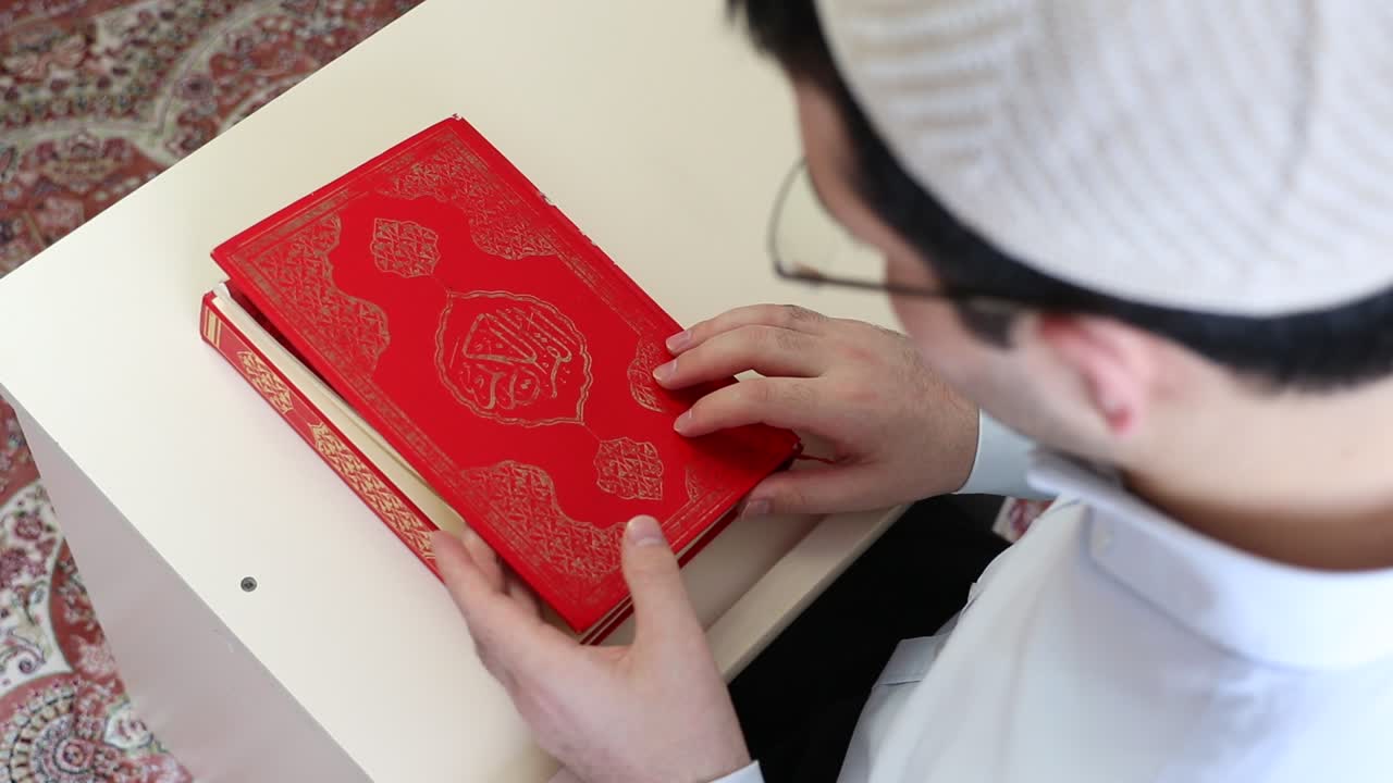 모스크 1에서 꾸란 읽기