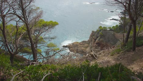 在西班牙科斯塔布拉瓦 (costa brava) 的美丽多彩的海岸线, 悬崖,山脉和水晶蓝色的水域.