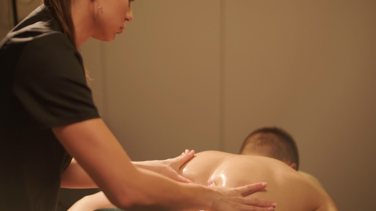 masajista profesional que realiza masajes de relajación