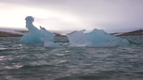 Pequeños-Icebergs-En-Agua-De-Mar-Fría-En-El-Círculo-Polar-ártico,-Cámara-Lenta