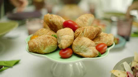 primer plano, delicioso pastel casero en la mesa de la cena, las personas que comen en el fondo