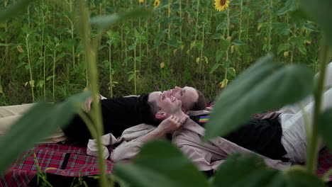 una pareja haciendo un picnic en un campo de girasoles.