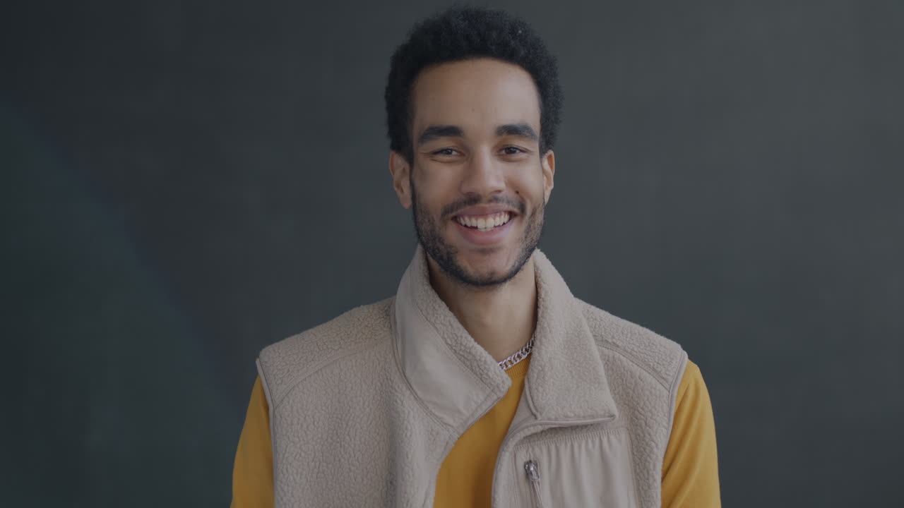 hombre sonriente saludando