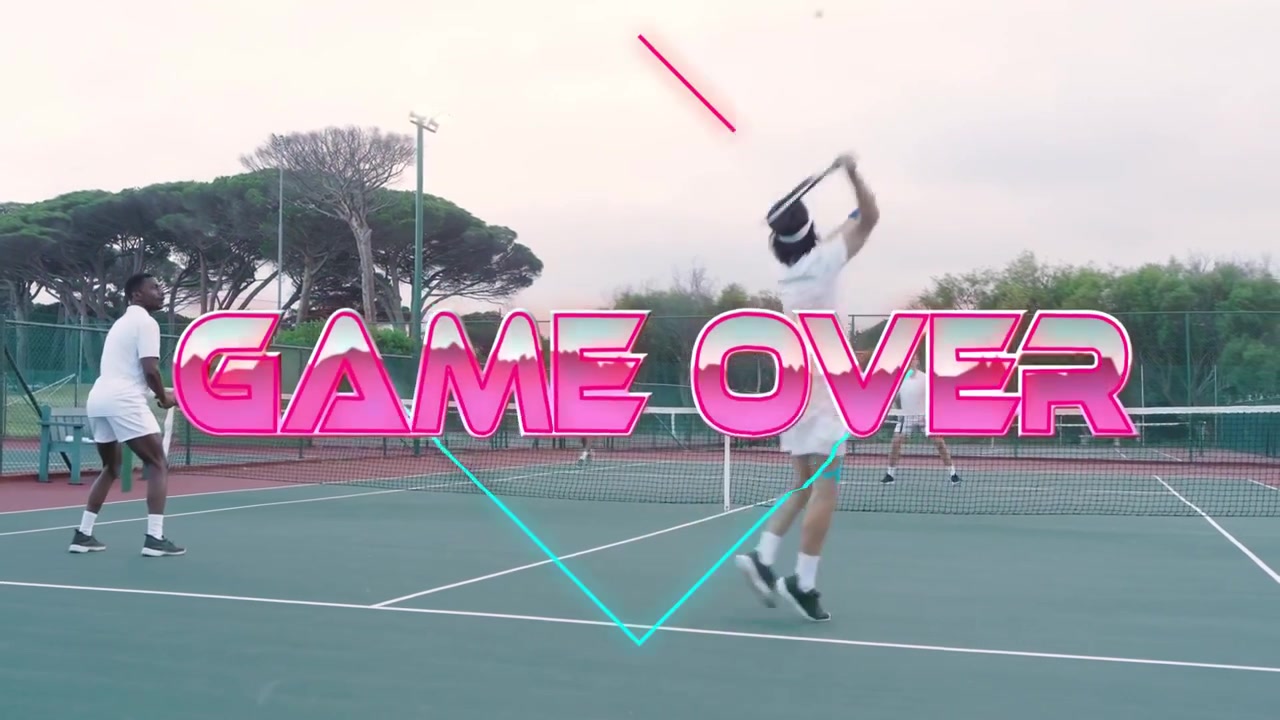 Quattro uomini in doppio, un uomo con la fascia che fa un passo, colpisce e conclude il punto, con la scritta 'GAME OVER' che pulsa e oscura i giocatori.