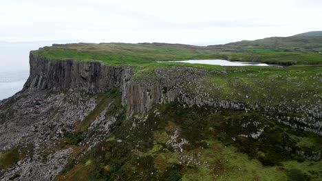 tomada aérea de drones de los poderosos acantilados de fair head en irlanda del norte con vistas a la naturaleza prístina y destino único para una experiencia de viaje para excursionistas y escaladores