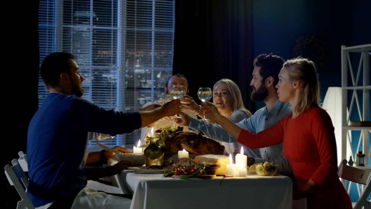 추수감사절 에 식탁 에서 건배 하는 친구 들