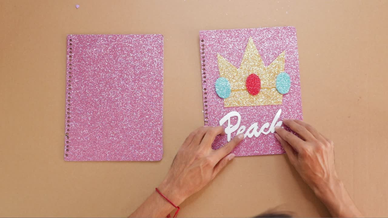 핑크색 표지판으로 손으로 만든 노트북을 만드는 것, 앞면에 단어를 붙이는 것