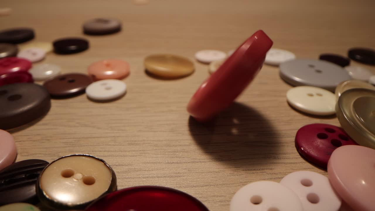 botón para coser. botón girar en la mesa. concepto de macro extremo de la costura y la costura.