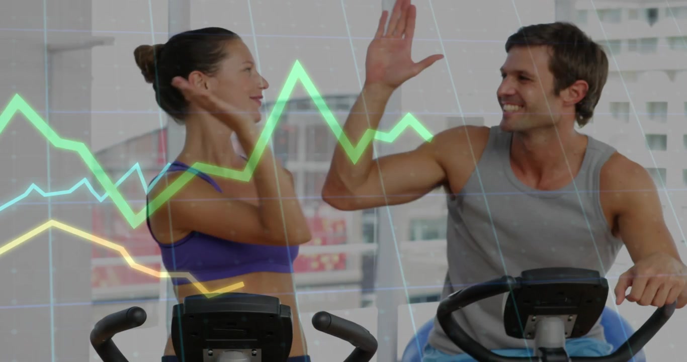Donna e uomo che iniziano a pedalare in bicicletta per il fitness, si battono il pugno mentre appare un grafico delle prestazioni.