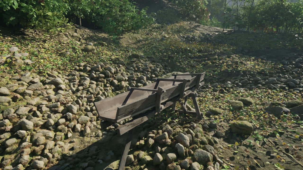 농촌의 목조 구조물이 숲의 길에 앉아 있습니다.