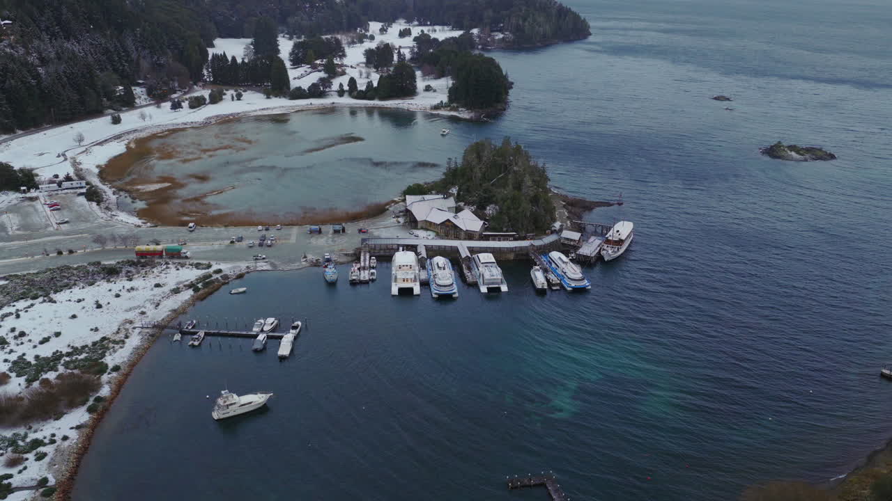 Luftfoto av Puerto Pañuelo marina i Bariloche med båter, innsjø og vinterlandskap i Patagonia.