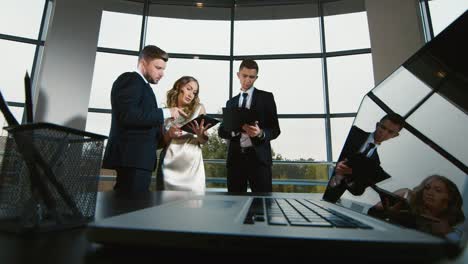 A-group-of-businessmen-discuss-in-the-office