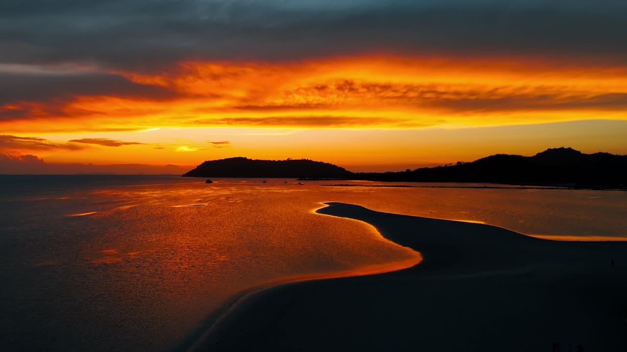 el color ardiente del atardecer en la playa