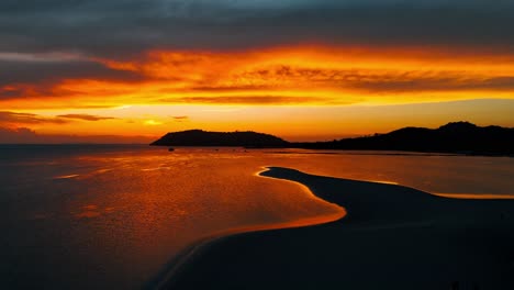 Flaming-sunset-color-at-the-beach