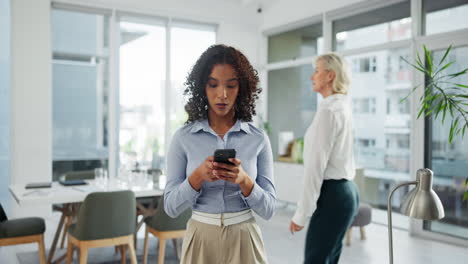 mujer de negocios que trabaja en una oficina moderna