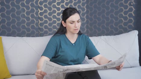la mujer que lee el periódico.