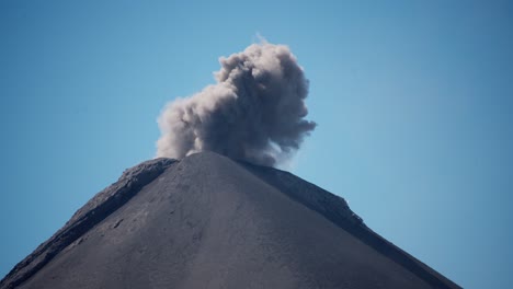 erupción del volcán fuego, primer plano, rocas, nubes de ceniza, erupción intensa del día, imágenes de desastres naturales
