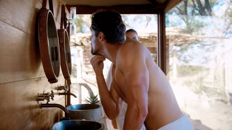 pareja mirando el espejo en la cabaña 4k