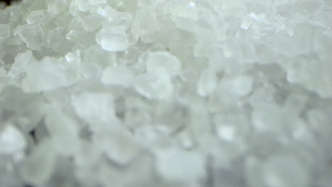 Kristallgrobes-Meersalz-Fällt-Und-Verdeckt-Die-Kameraansicht