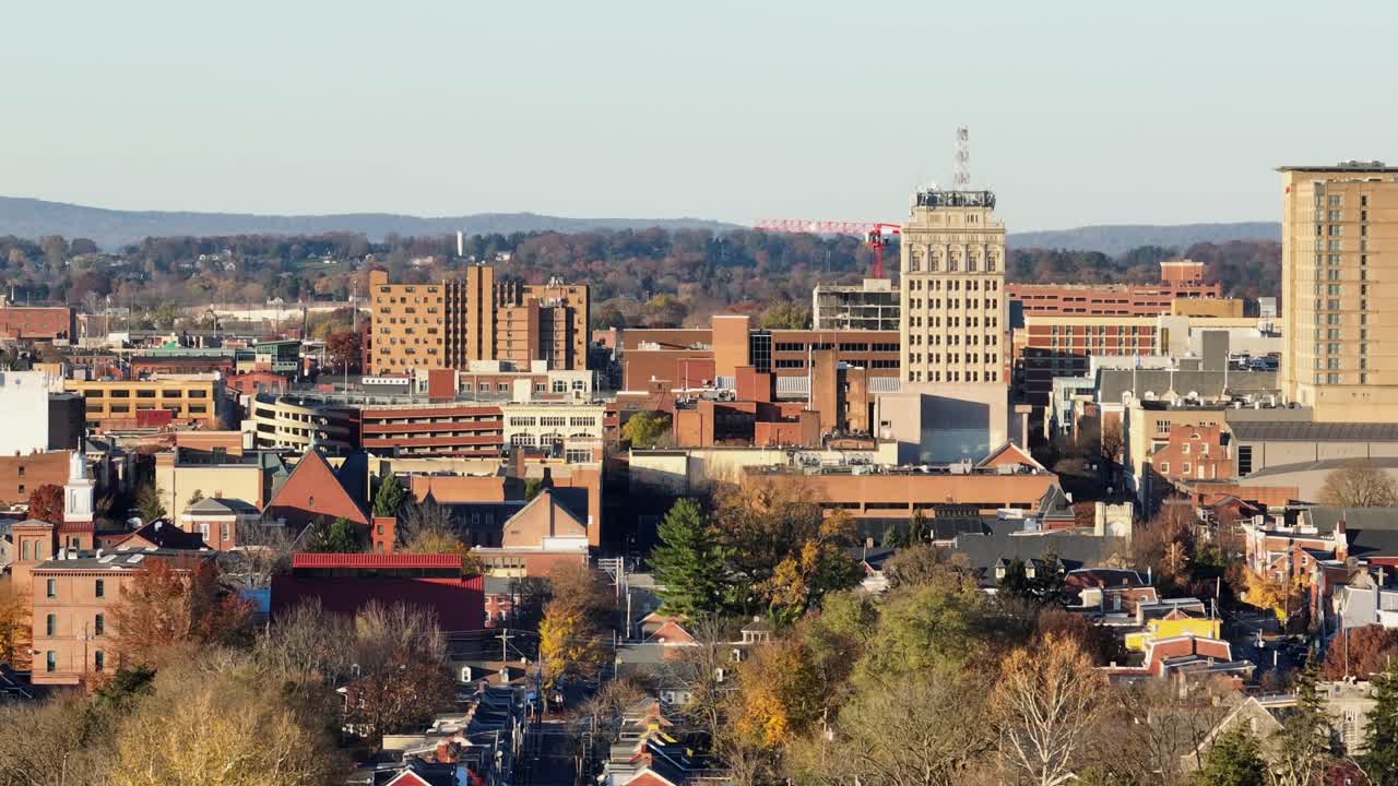 el horizonte de lancaster, pensilvania en una brillante tarde de otoño
