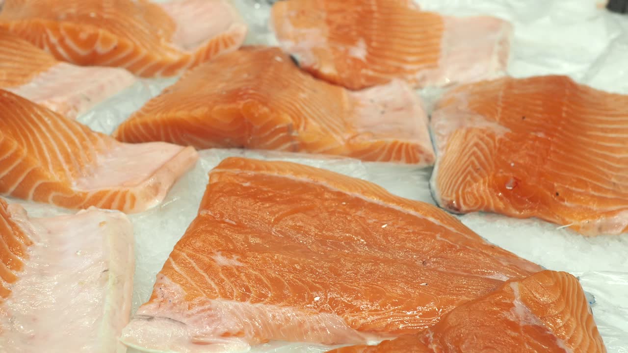 un filete de salmón crudo y fresco en hielo.