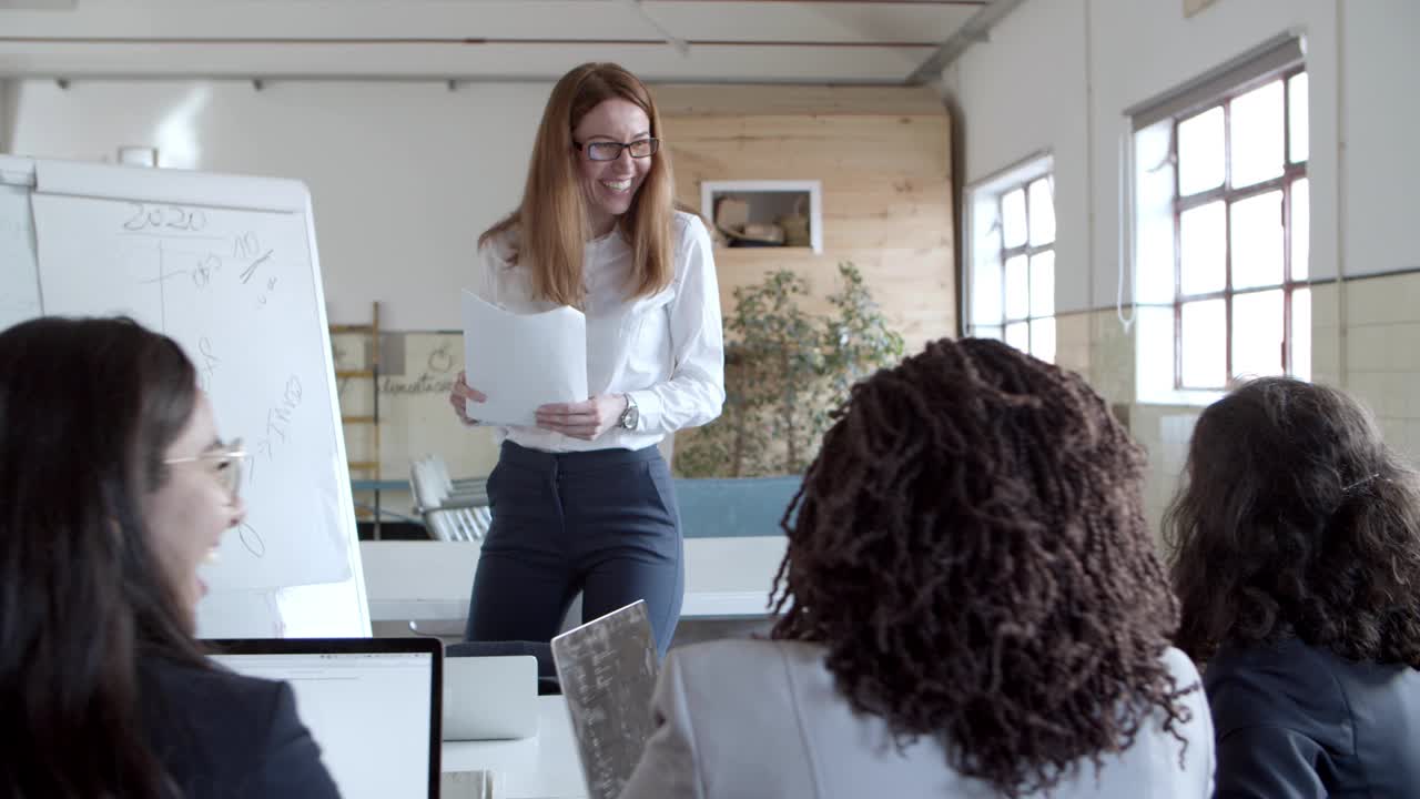 una joven mujer de negocios sonriente haciendo una presentación