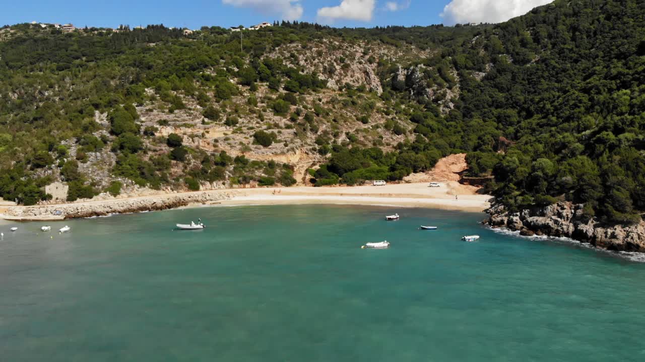océano turquesa con barcos amarrados durante el verano en la playa de jerusalén, erisos, grecia - estática aérea