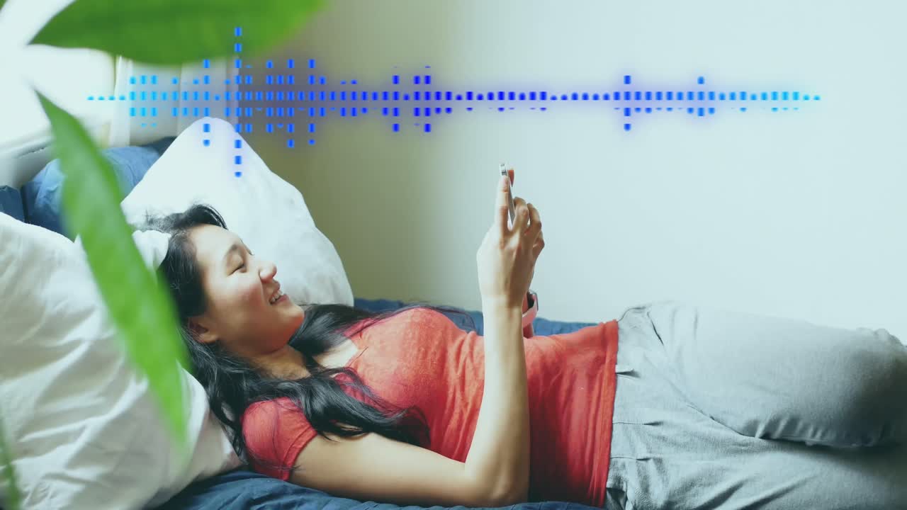 스마트폰을 사용하는 행복한 아시아 여성에 대한 데이터 처리 애니메이션