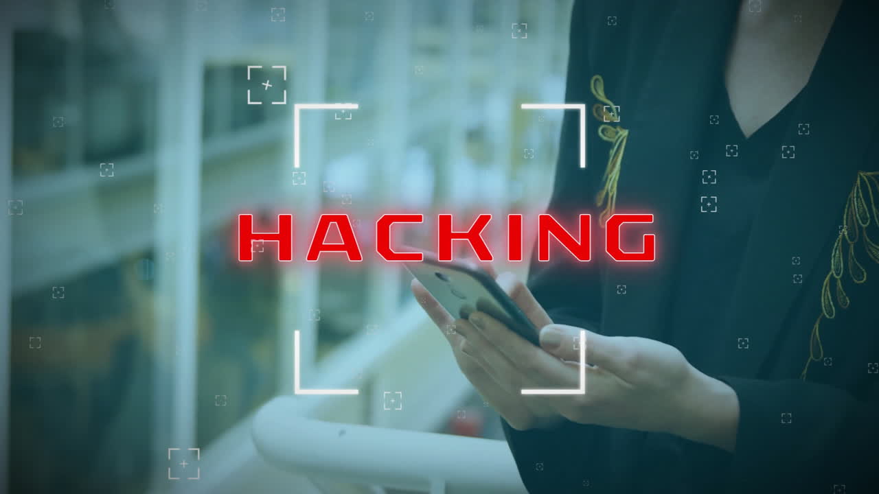 스마트폰을 사용하는 백인 사업가 여성에 대한 텍스트 및 데이터 처리의 해킹 애니메이션