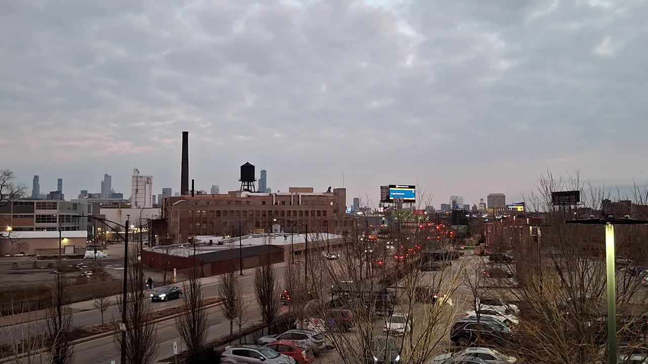 Ashland Avenue di sera a Chicago. Traffico, auto e lo skyline di Chicago