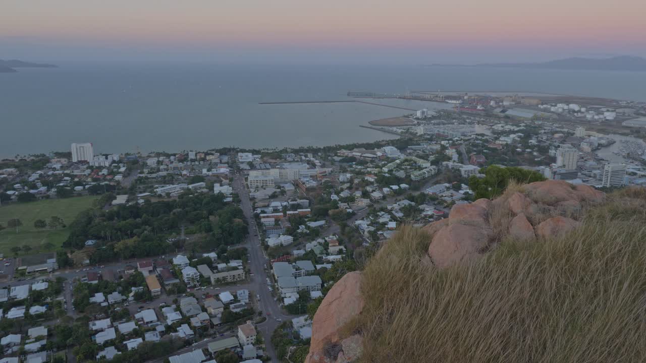 vista de la puesta de sol del suburbio de townsville desde el mirador de caste hill en queensland australia