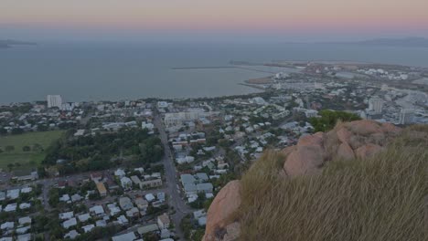 Vista-De-La-Puesta-De-Sol-Del-Suburbio-De-Townsville-Desde-El-Mirador-De-Caste-Hill-En-Queensland-Australia